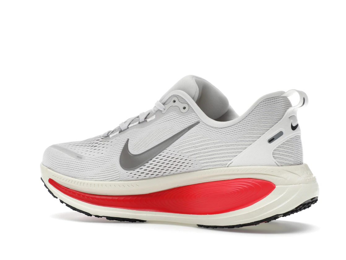 Vue 22 de Nike Vomero 18 Platinum Tint Siren Red Light Smoke Grey Metallic Pewter