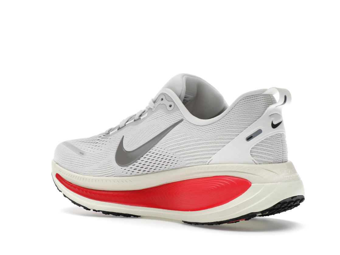Vue 23 de Nike Vomero 18 Platinum Tint Siren Red Light Smoke Grey Metallic Pewter