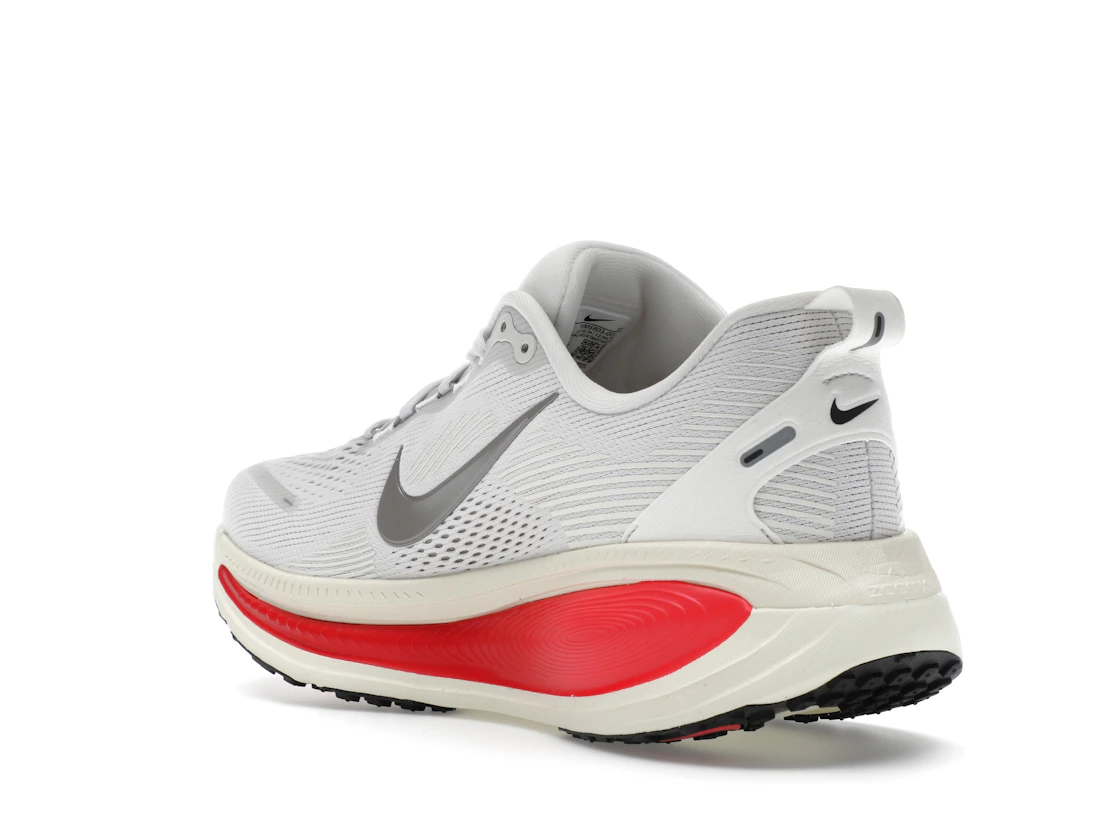 Vue 24 de Nike Vomero 18 Platinum Tint Siren Red Light Smoke Grey Metallic Pewter