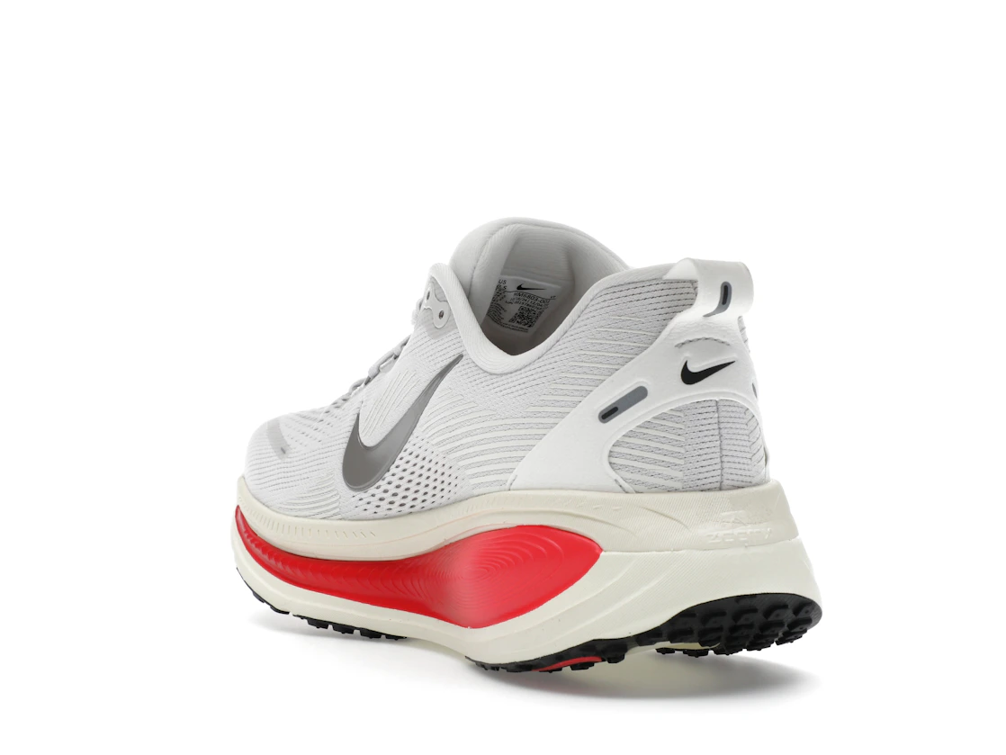 Vue 25 de Nike Vomero 18 Platinum Tint Siren Red Light Smoke Grey Metallic Pewter