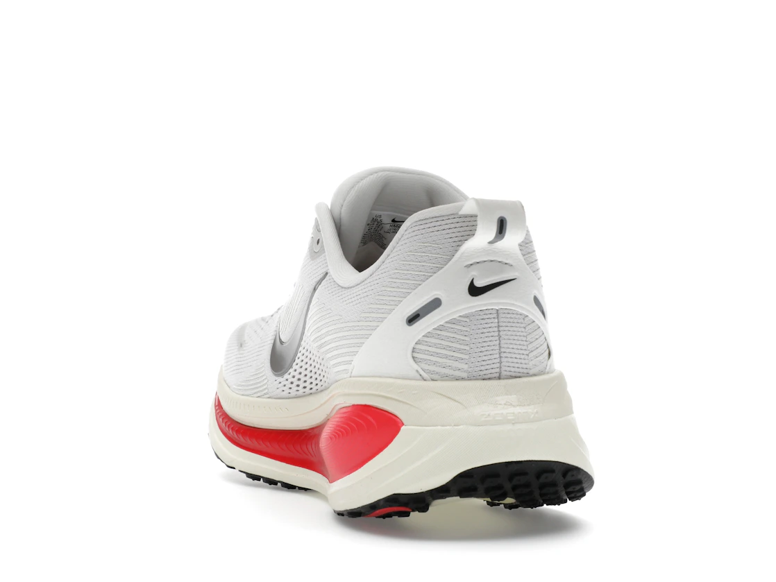 Vue 26 de Nike Vomero 18 Platinum Tint Siren Red Light Smoke Grey Metallic Pewter