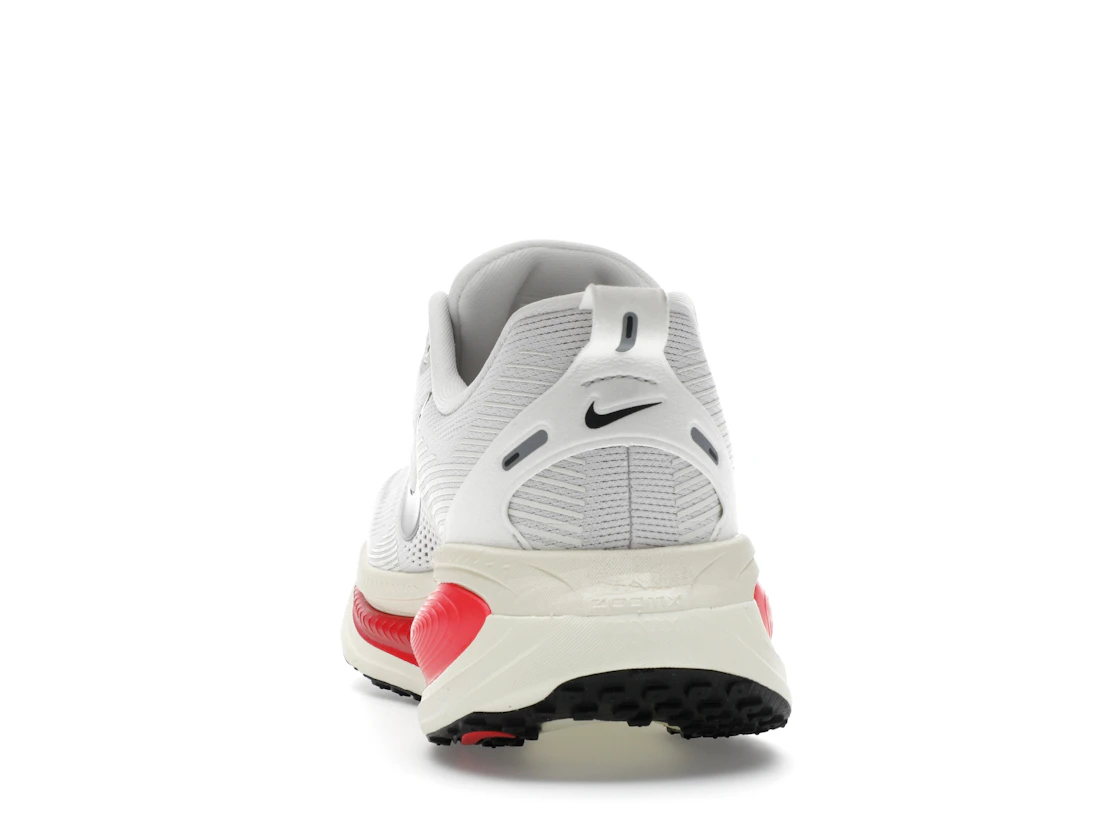 Vue 27 de Nike Vomero 18 Platinum Tint Siren Red Light Smoke Grey Metallic Pewter
