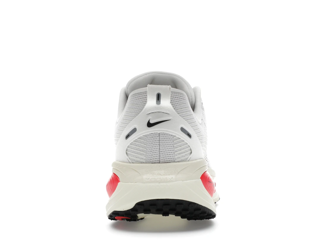Vue 28 de Nike Vomero 18 Platinum Tint Siren Red Light Smoke Grey Metallic Pewter