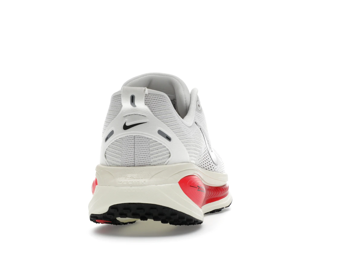 Vue 29 de Nike Vomero 18 Platinum Tint Siren Red Light Smoke Grey Metallic Pewter