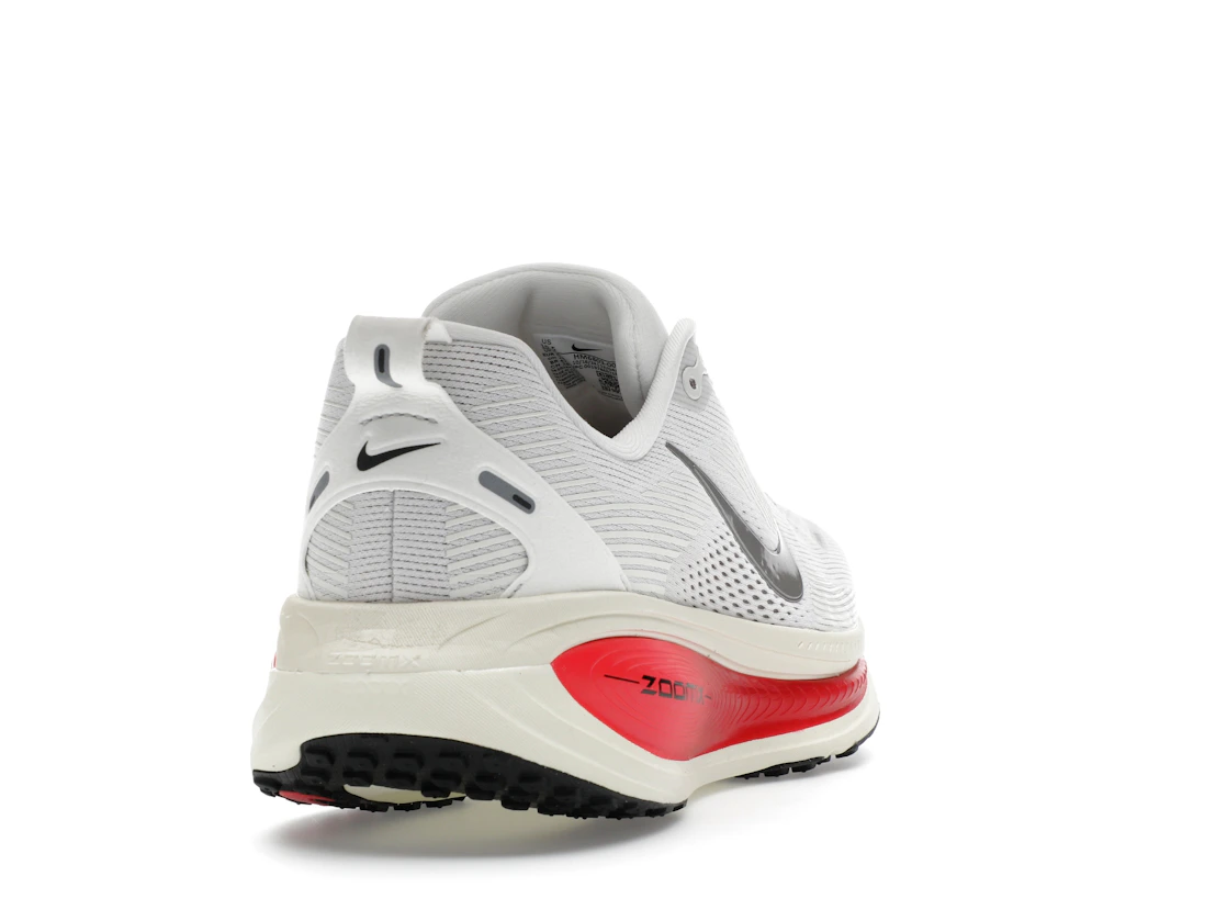 Vue 30 de Nike Vomero 18 Platinum Tint Siren Red Light Smoke Grey Metallic Pewter