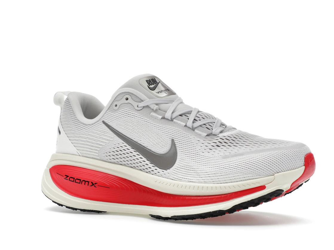 Vue 4 de Nike Vomero 18 Platinum Tint Siren Red Light Smoke Grey Metallic Pewter