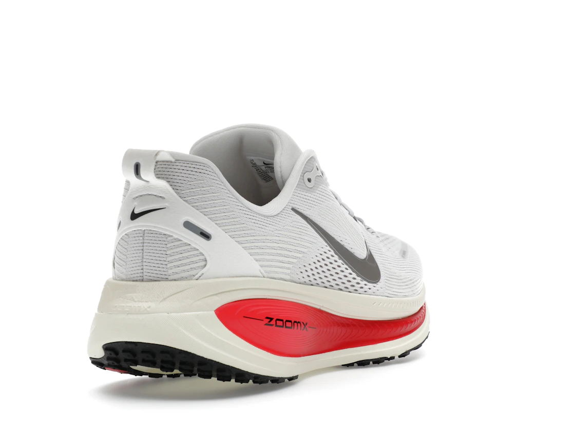Vue 31 de Nike Vomero 18 Platinum Tint Siren Red Light Smoke Grey Metallic Pewter