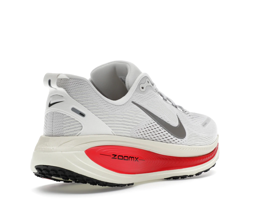 Vue 32 de Nike Vomero 18 Platinum Tint Siren Red Light Smoke Grey Metallic Pewter
