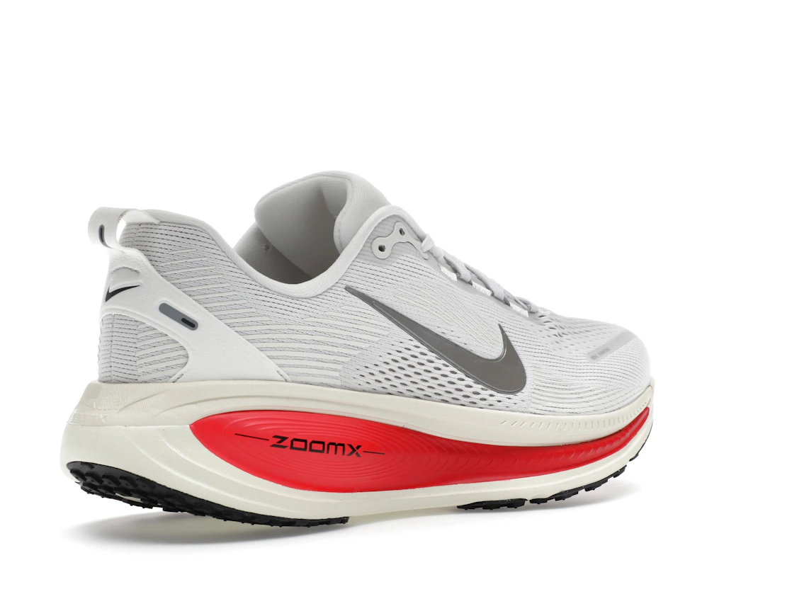 Vue 33 de Nike Vomero 18 Platinum Tint Siren Red Light Smoke Grey Metallic Pewter