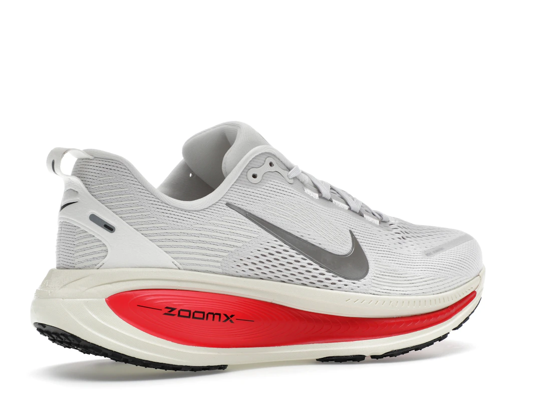 Vue 34 de Nike Vomero 18 Platinum Tint Siren Red Light Smoke Grey Metallic Pewter