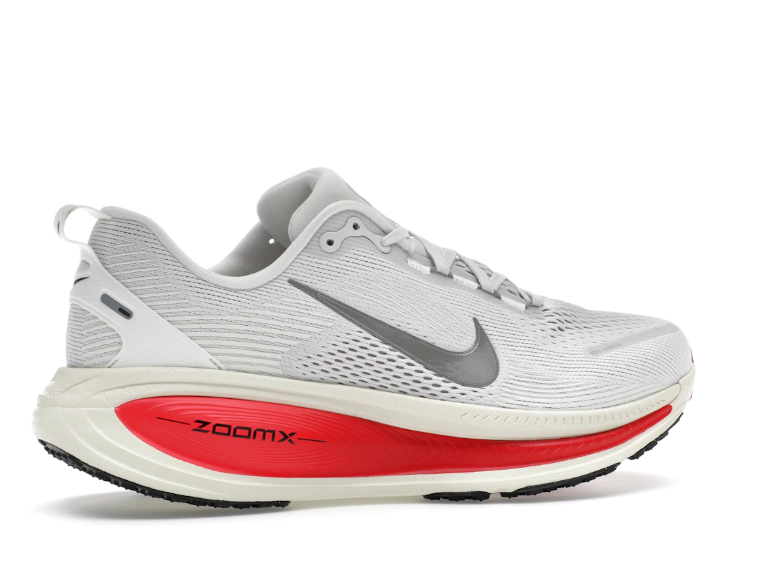 Vue 35 de Nike Vomero 18 Platinum Tint Siren Red Light Smoke Grey Metallic Pewter