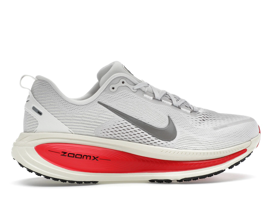 Vue 36 de Nike Vomero 18 Platinum Tint Siren Red Light Smoke Grey Metallic Pewter