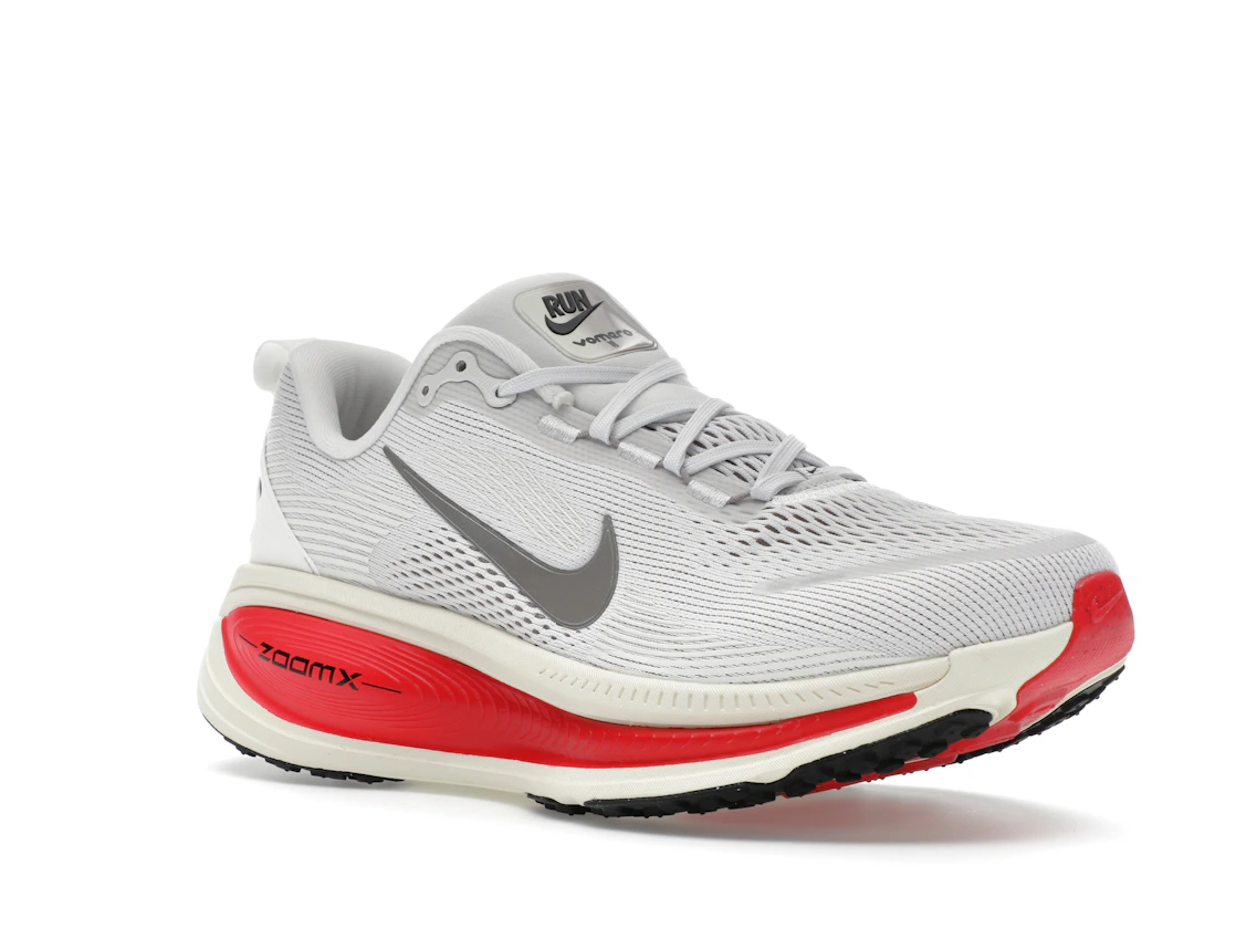 Vue 5 de Nike Vomero 18 Platinum Tint Siren Red Light Smoke Grey Metallic Pewter
