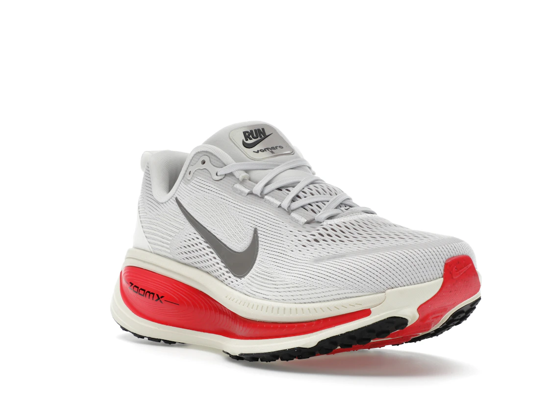 Vue 6 de Nike Vomero 18 Platinum Tint Siren Red Light Smoke Grey Metallic Pewter