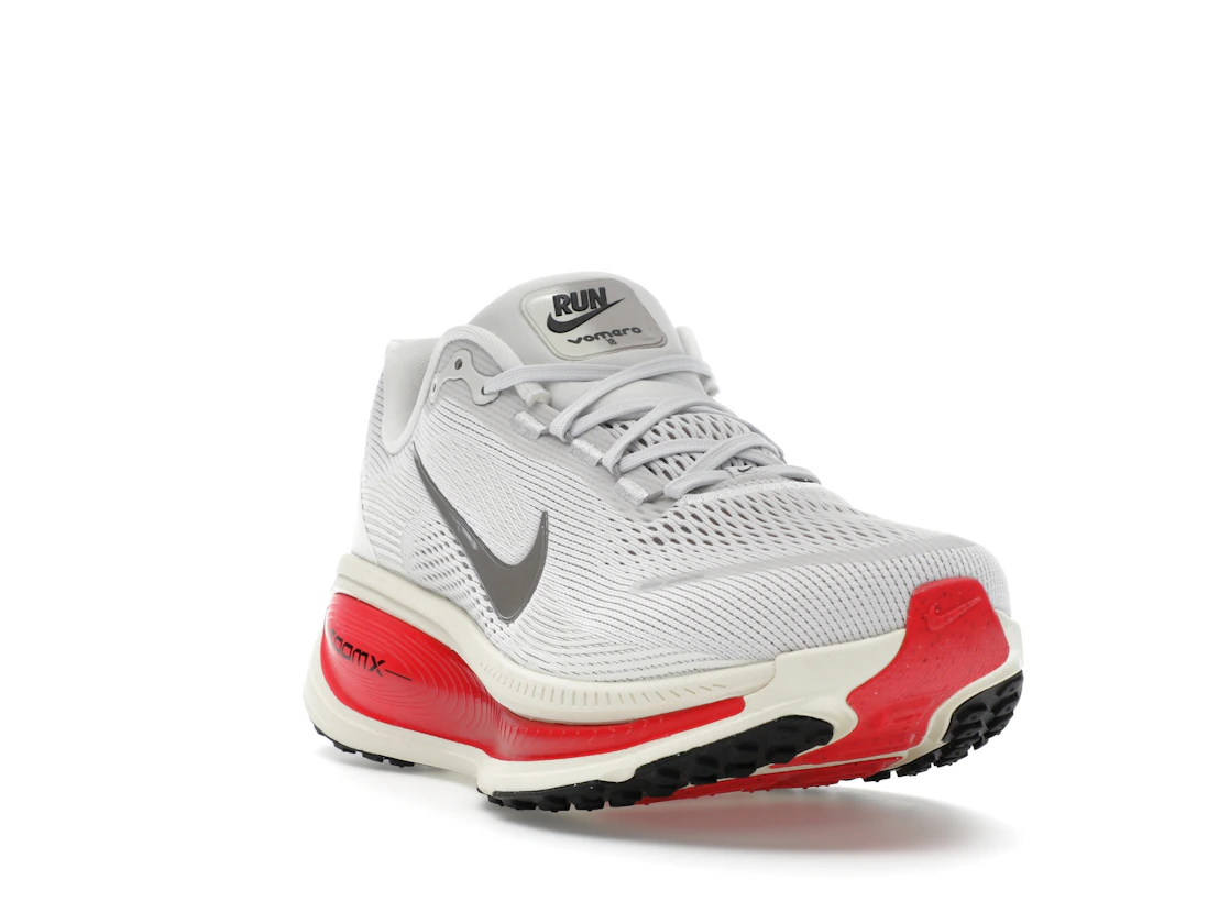 Vue 7 de Nike Vomero 18 Platinum Tint Siren Red Light Smoke Grey Metallic Pewter