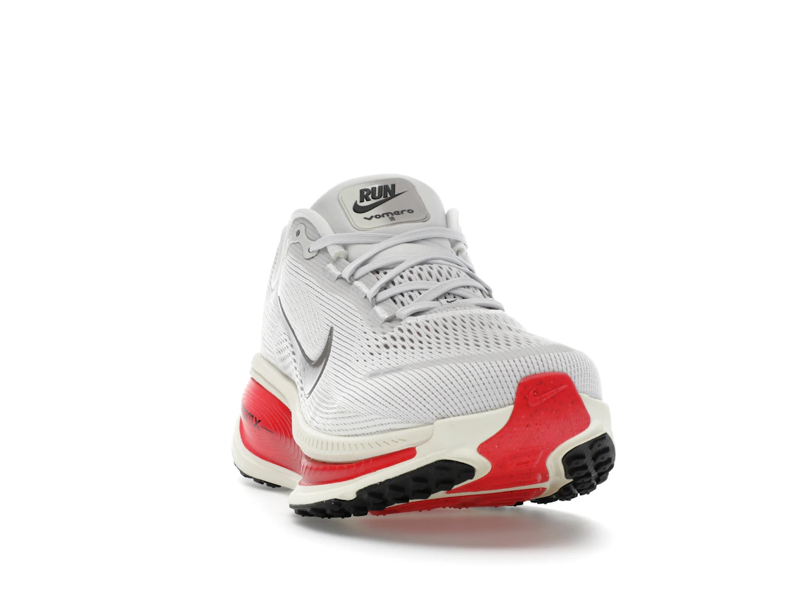 Vue 8 de Nike Vomero 18 Platinum Tint Siren Red Light Smoke Grey Metallic Pewter