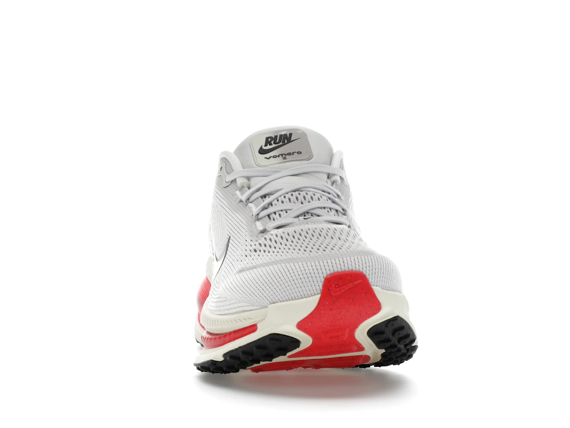 Vue 9 de Nike Vomero 18 Platinum Tint Siren Red Light Smoke Grey Metallic Pewter