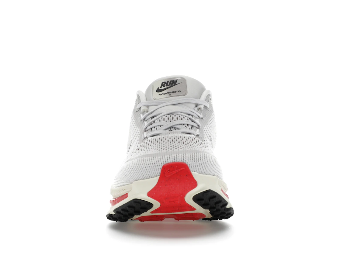 Vue 10 de Nike Vomero 18 Platinum Tint Siren Red Light Smoke Grey Metallic Pewter