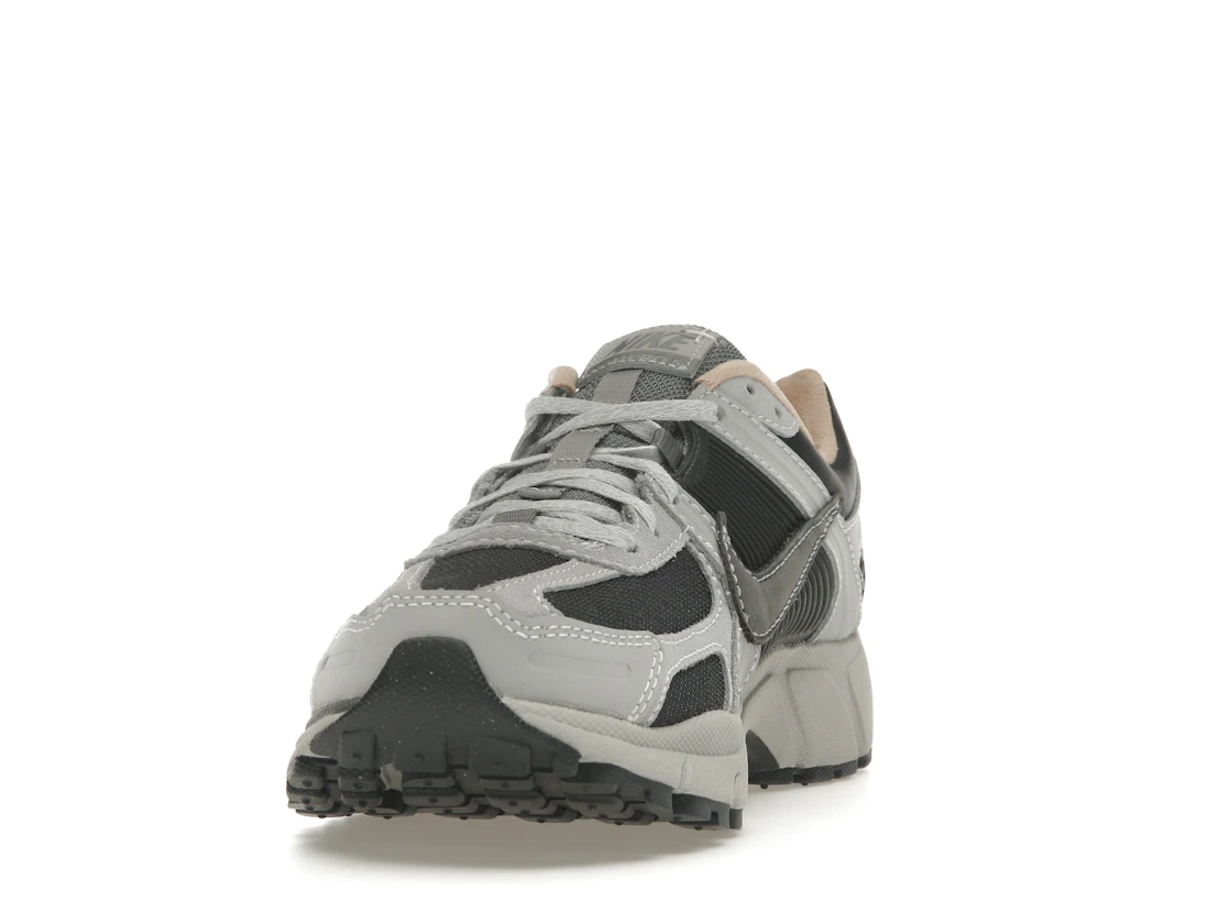 Vue 12 de Nike Zoom Vomero 5 Dark Smoke Grey Vachetta