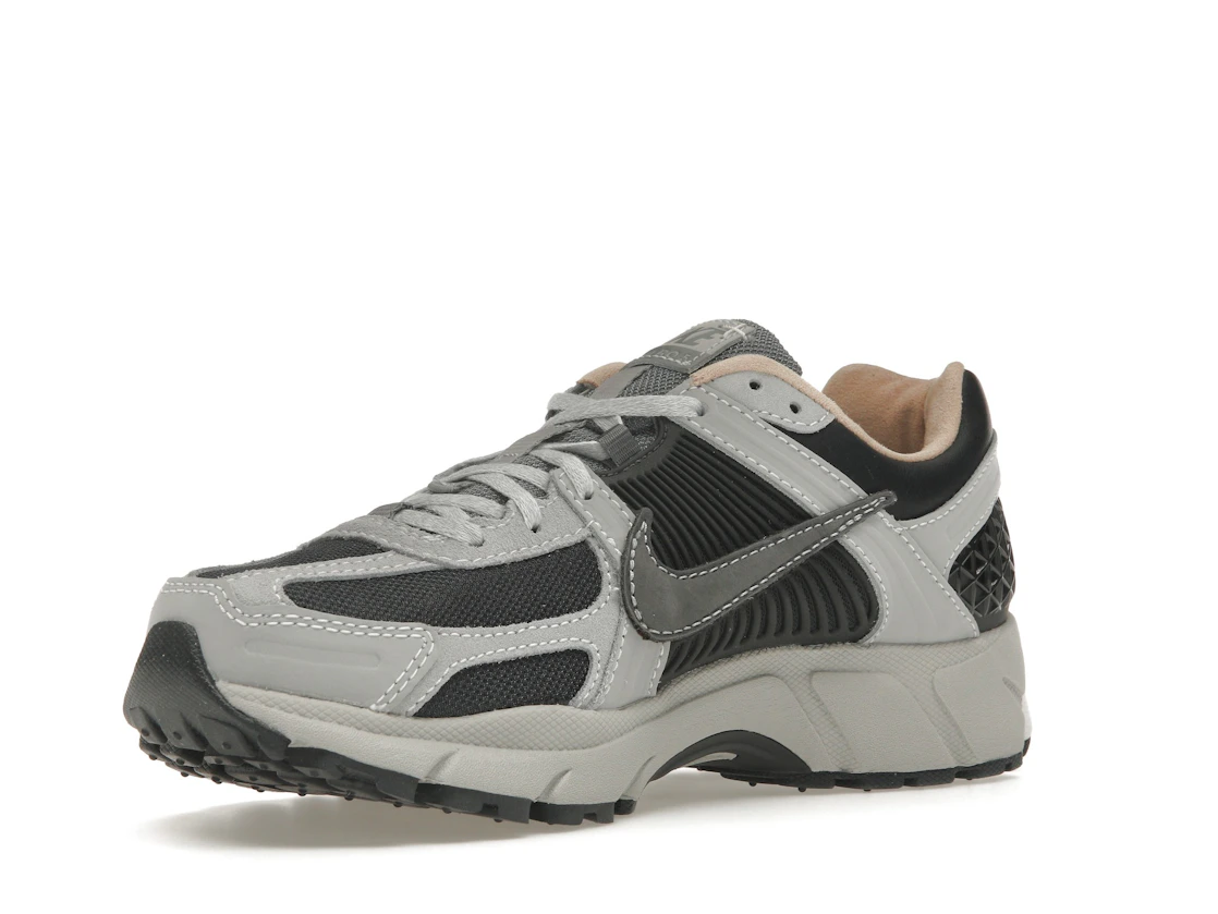 Vue 15 de Nike Zoom Vomero 5 Dark Smoke Grey Vachetta