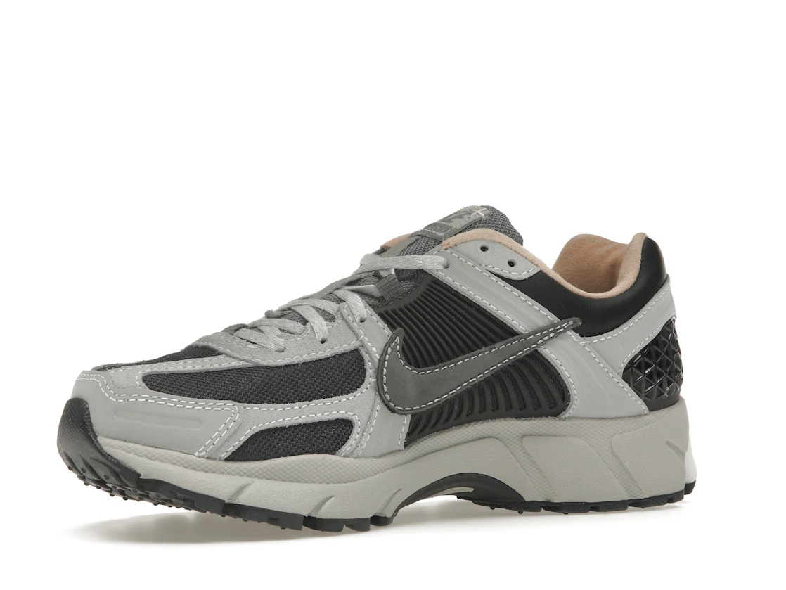 Vue 16 de Nike Zoom Vomero 5 Dark Smoke Grey Vachetta