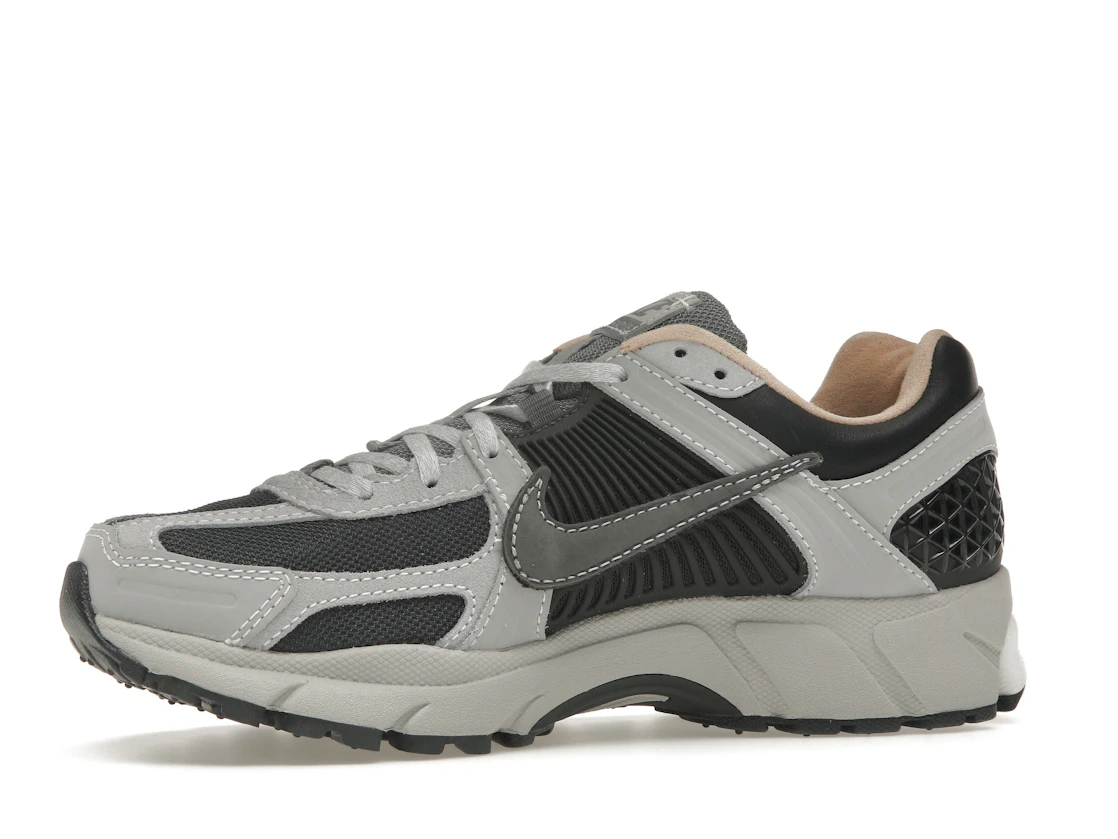 Vue 17 de Nike Zoom Vomero 5 Dark Smoke Grey Vachetta