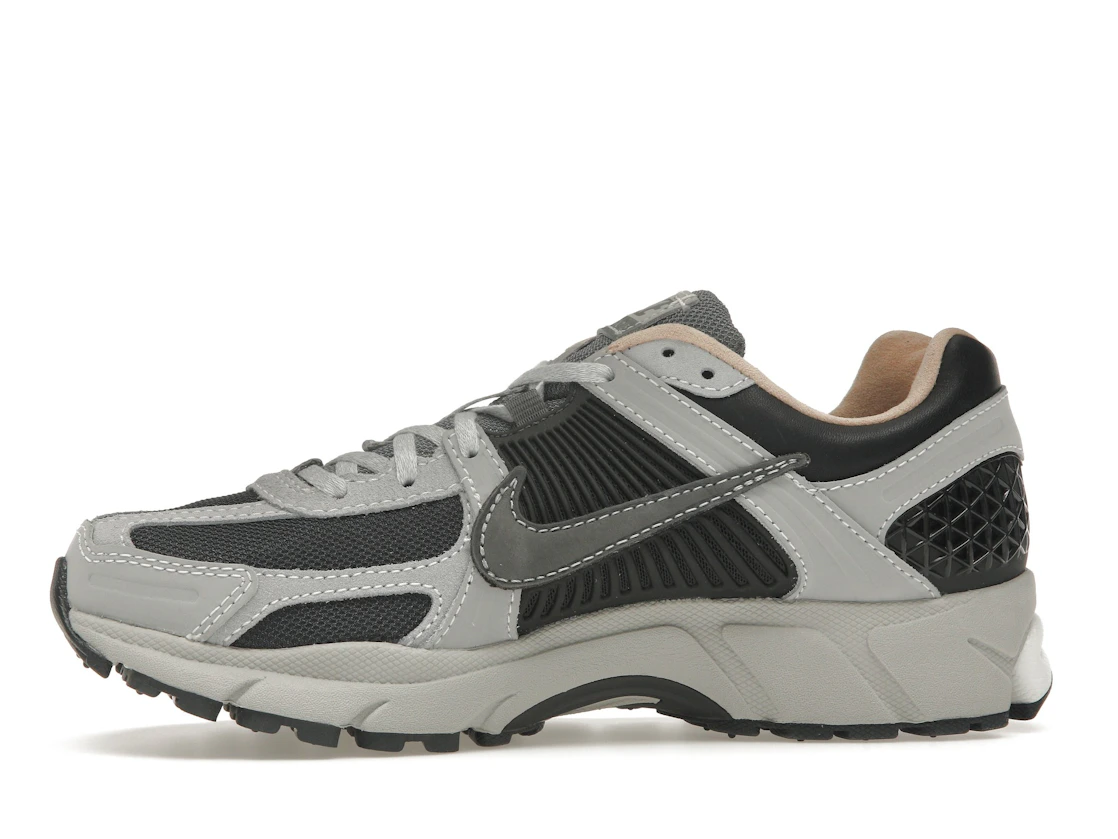 Vue 18 de Nike Zoom Vomero 5 Dark Smoke Grey Vachetta