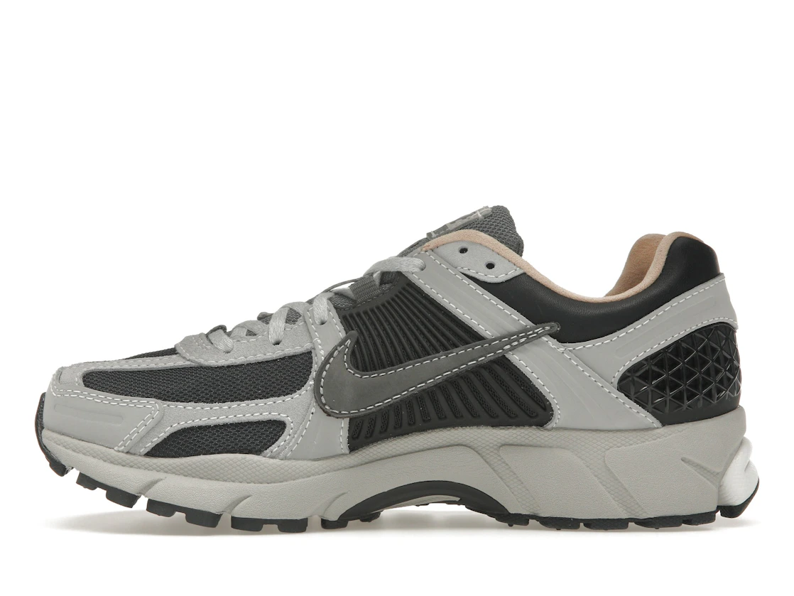 Vue 19 de Nike Zoom Vomero 5 Dark Smoke Grey Vachetta