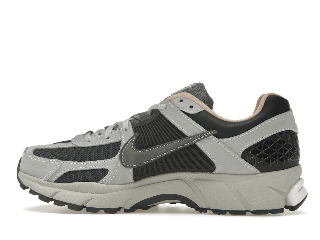 Vue 20 de Nike Zoom Vomero 5 Dark Smoke Grey Vachetta