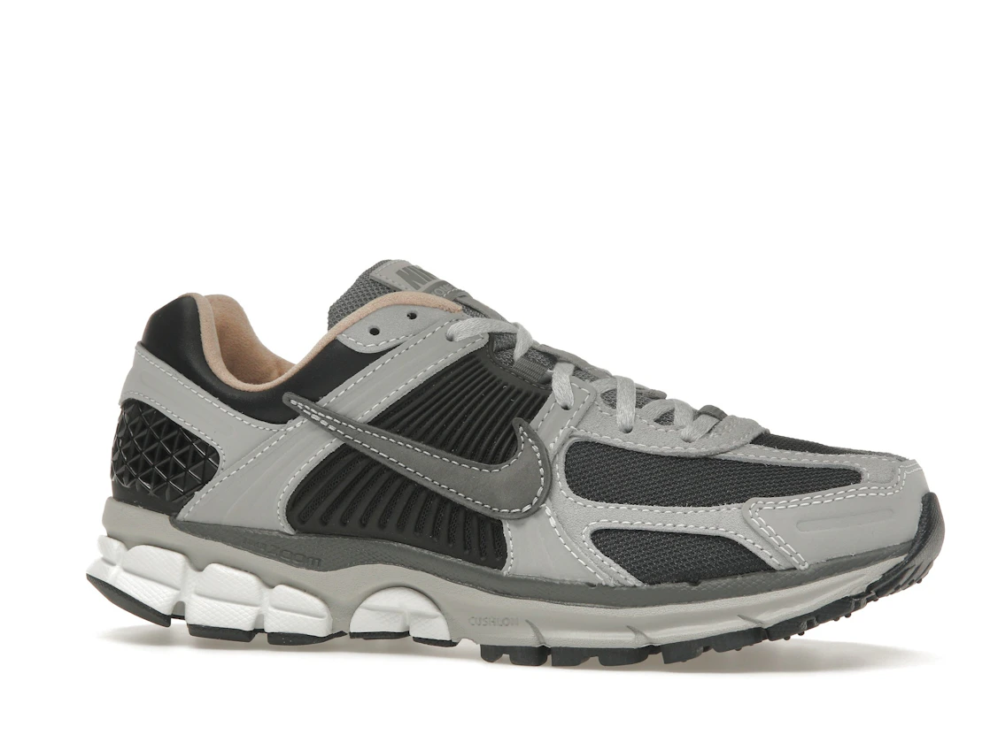 Vue 3 de Nike Zoom Vomero 5 Dark Smoke Grey Vachetta