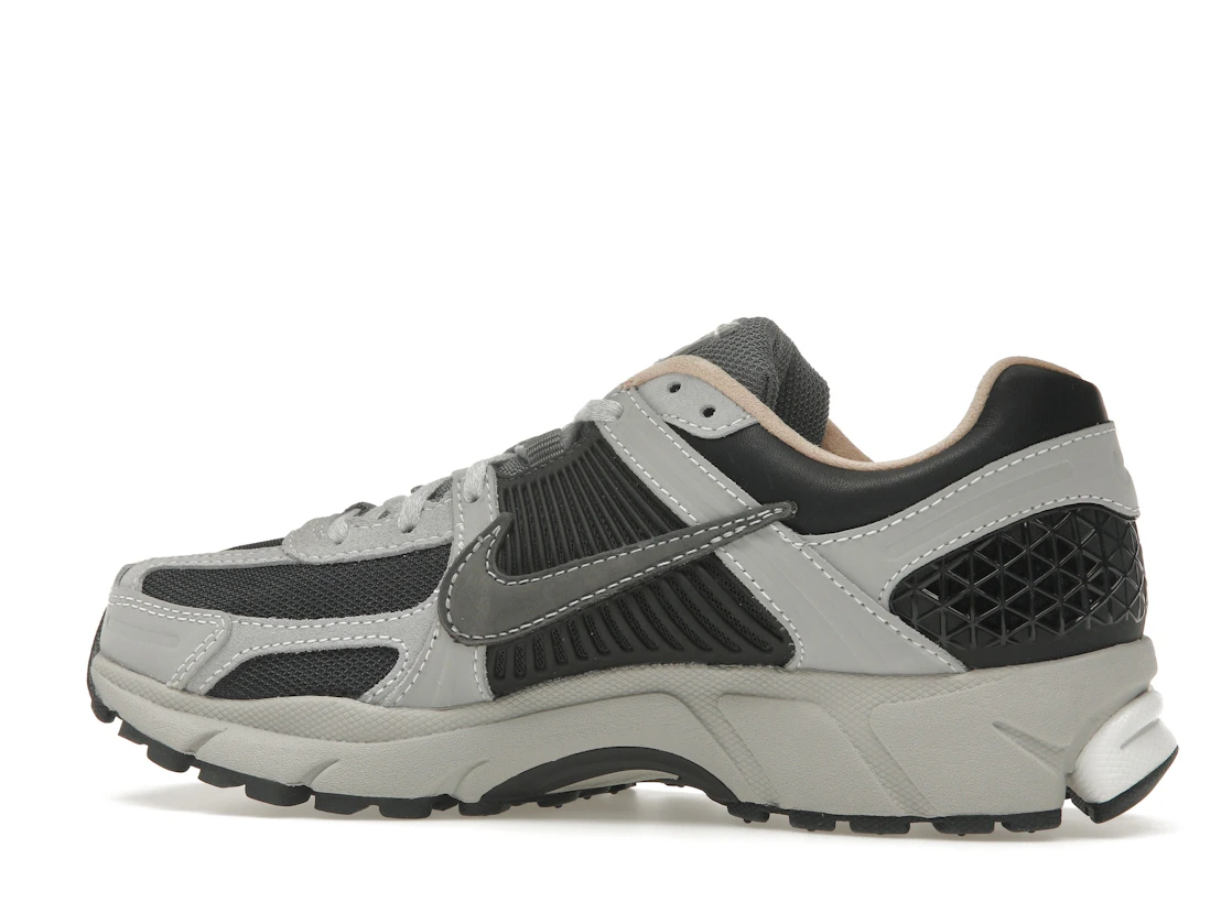 Vue 21 de Nike Zoom Vomero 5 Dark Smoke Grey Vachetta