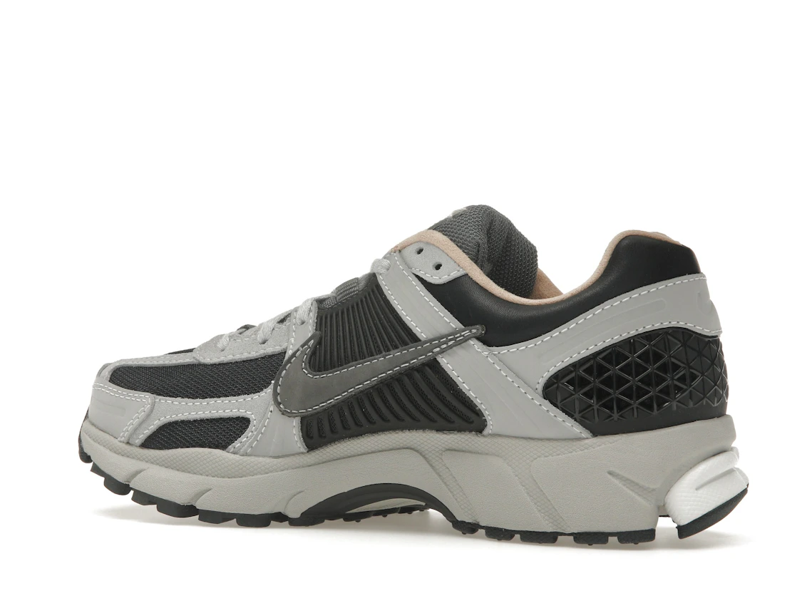 Vue 22 de Nike Zoom Vomero 5 Dark Smoke Grey Vachetta