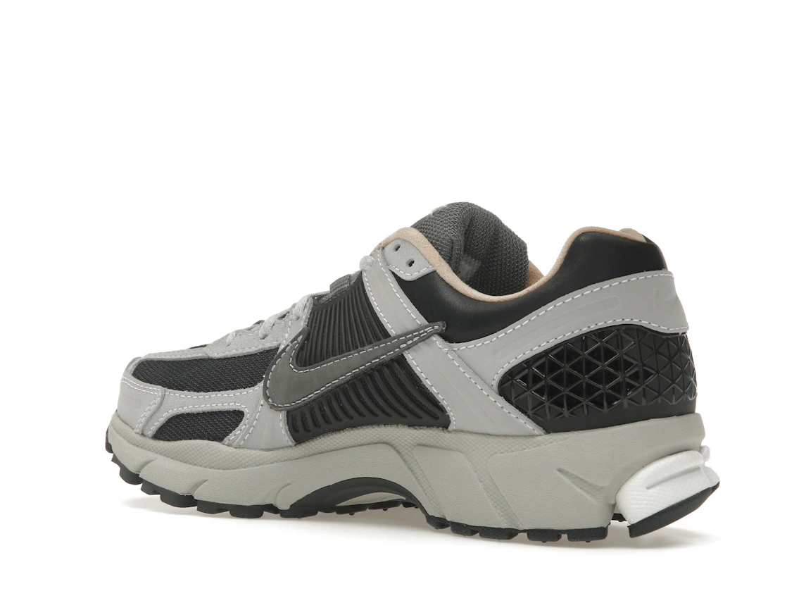 Vue 23 de Nike Zoom Vomero 5 Dark Smoke Grey Vachetta