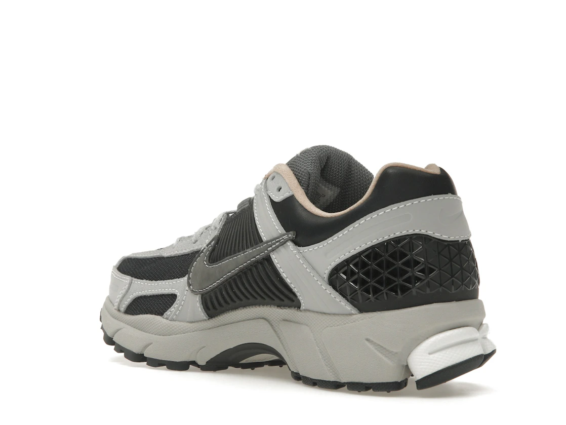 Vue 24 de Nike Zoom Vomero 5 Dark Smoke Grey Vachetta