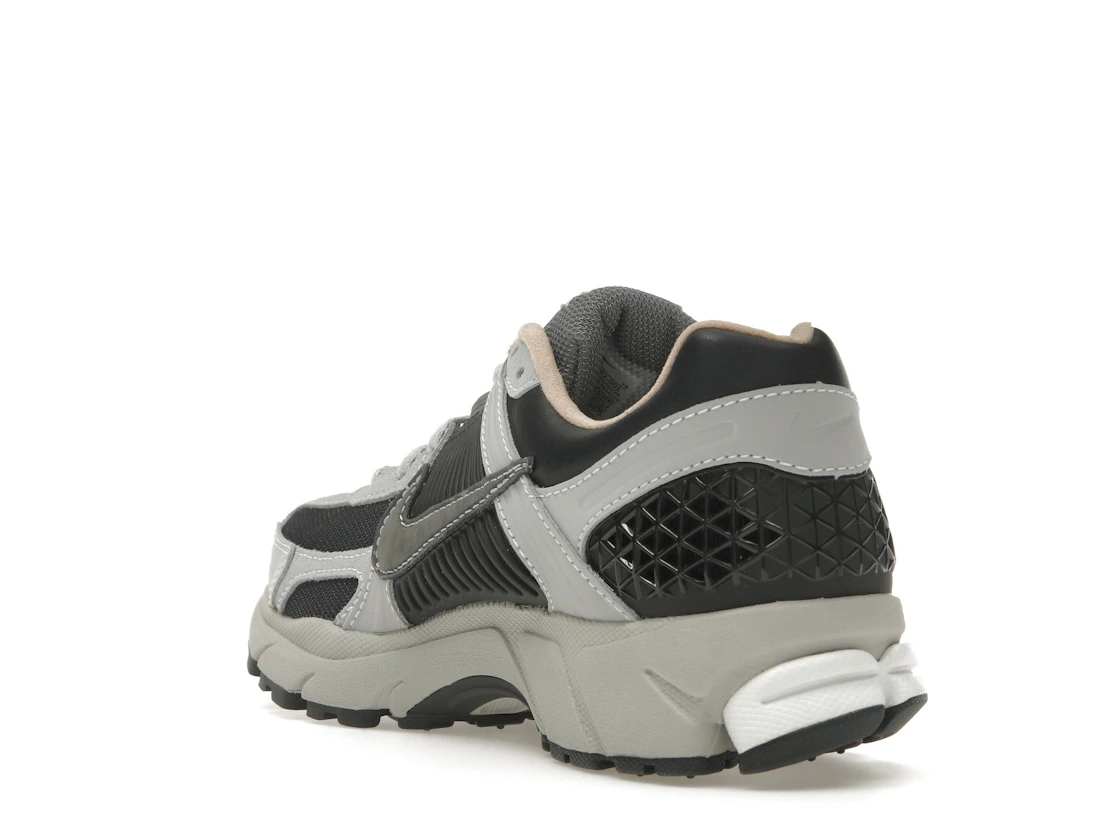 Vue 25 de Nike Zoom Vomero 5 Dark Smoke Grey Vachetta