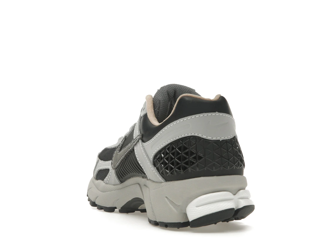 Vue 26 de Nike Zoom Vomero 5 Dark Smoke Grey Vachetta