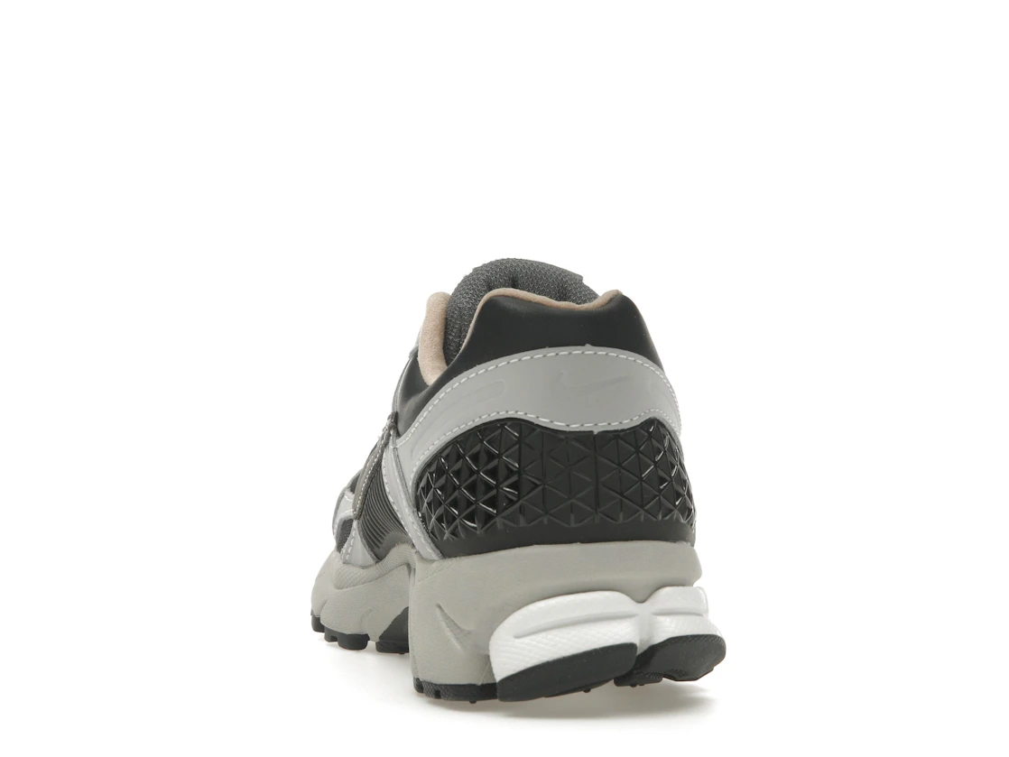 Vue 27 de Nike Zoom Vomero 5 Dark Smoke Grey Vachetta
