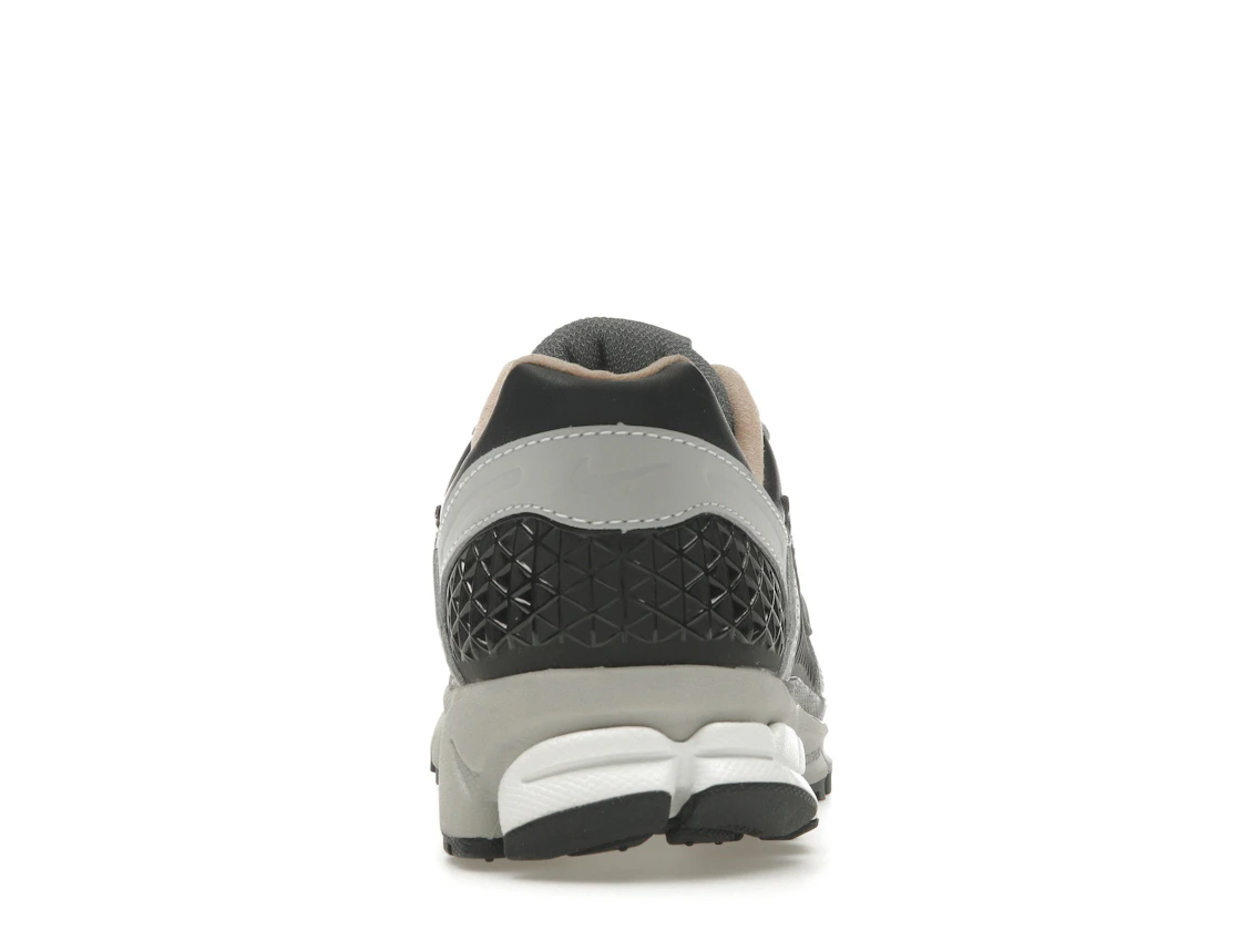 Vue 28 de Nike Zoom Vomero 5 Dark Smoke Grey Vachetta
