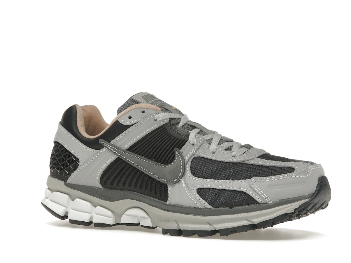Vue 4 de Nike Zoom Vomero 5 Dark Smoke Grey Vachetta