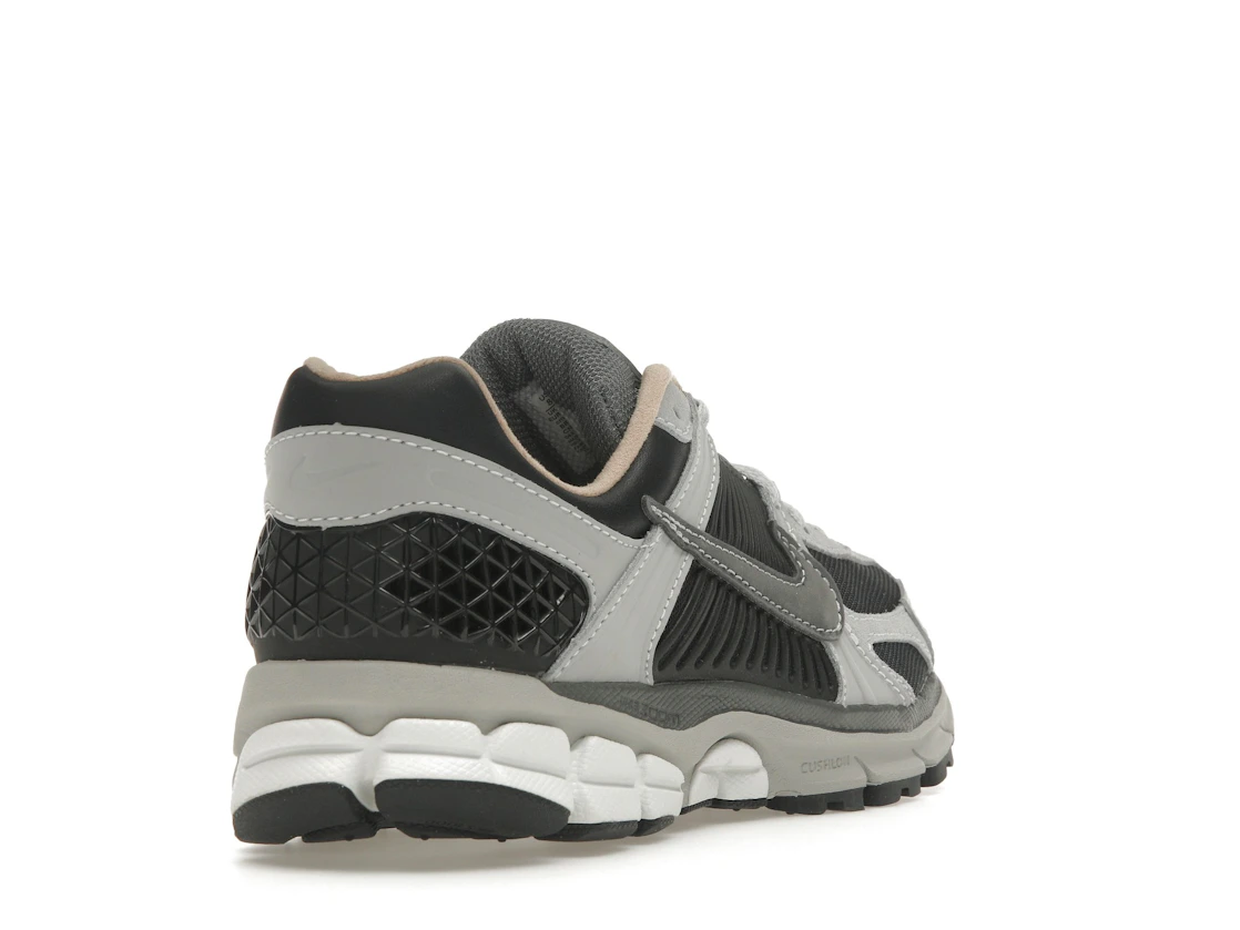 Vue 31 de Nike Zoom Vomero 5 Dark Smoke Grey Vachetta