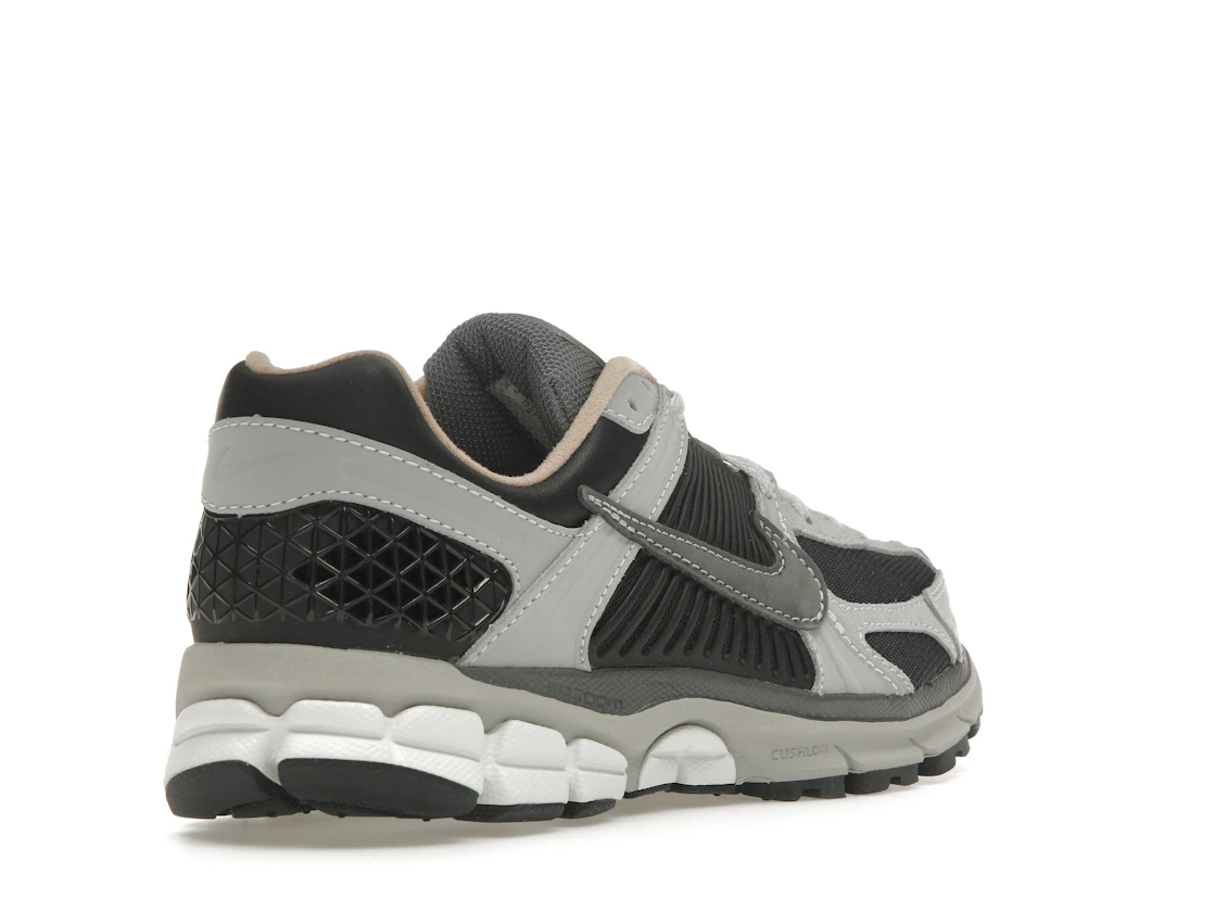 Vue 32 de Nike Zoom Vomero 5 Dark Smoke Grey Vachetta