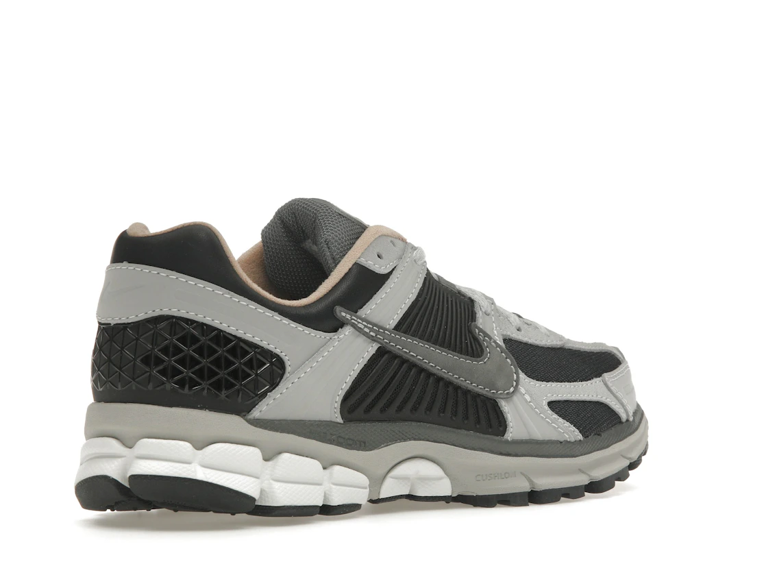 Vue 33 de Nike Zoom Vomero 5 Dark Smoke Grey Vachetta