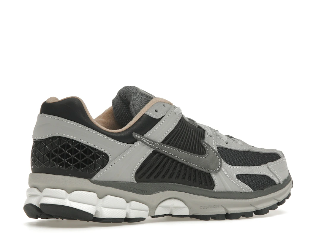 Vue 34 de Nike Zoom Vomero 5 Dark Smoke Grey Vachetta