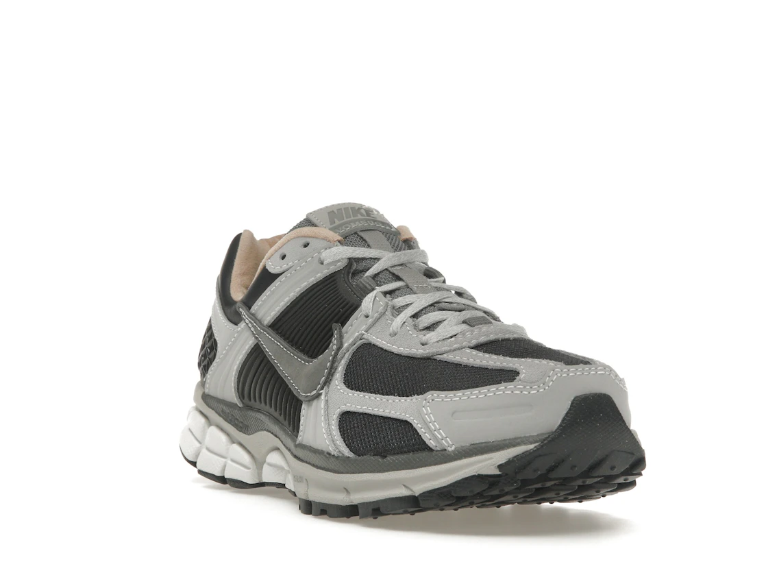 Vue 7 de Nike Zoom Vomero 5 Dark Smoke Grey Vachetta