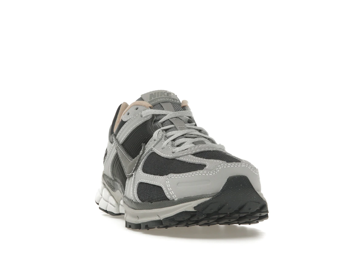 Vue 8 de Nike Zoom Vomero 5 Dark Smoke Grey Vachetta