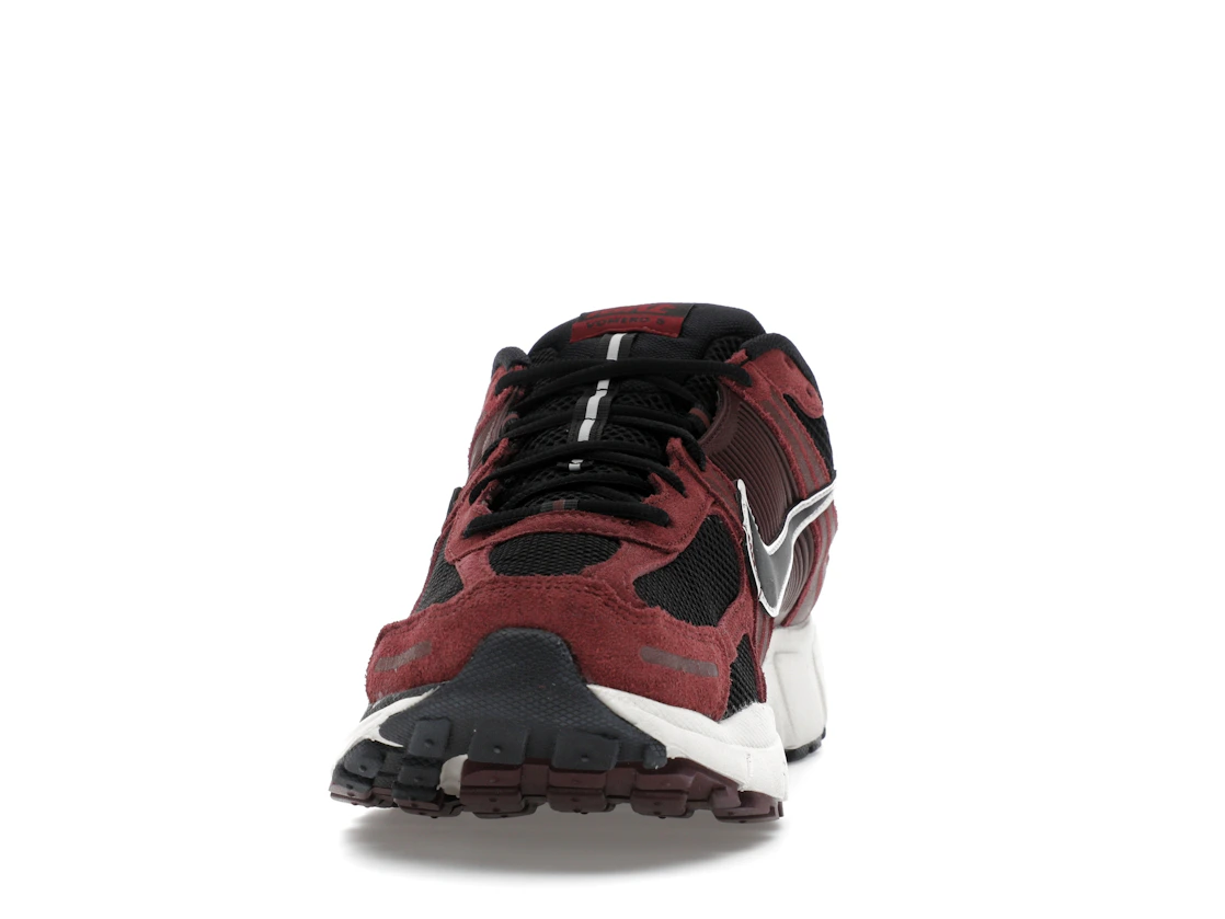 Vue 11 de Nike Zoom Vomero 5 Dark Team Red
