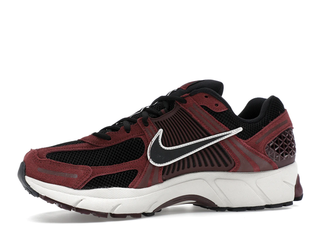 Vue 17 de Nike Zoom Vomero 5 Dark Team Red