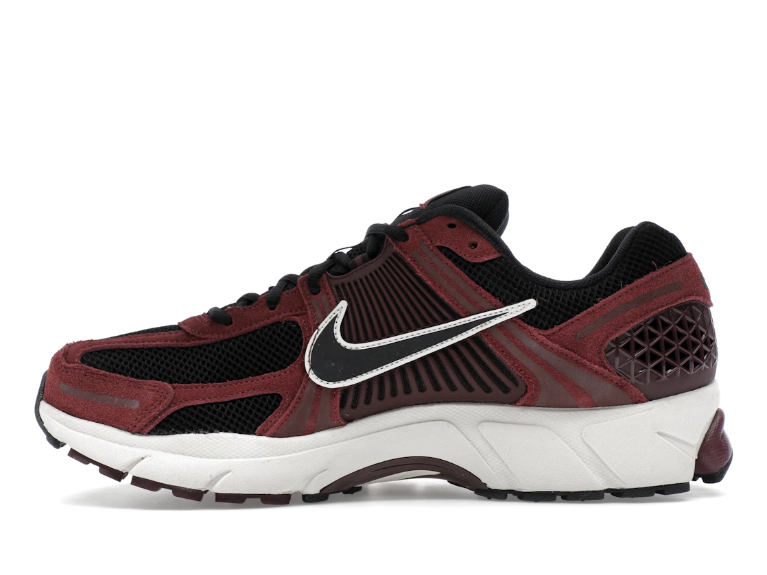 Vue 19 de Nike Zoom Vomero 5 Dark Team Red
