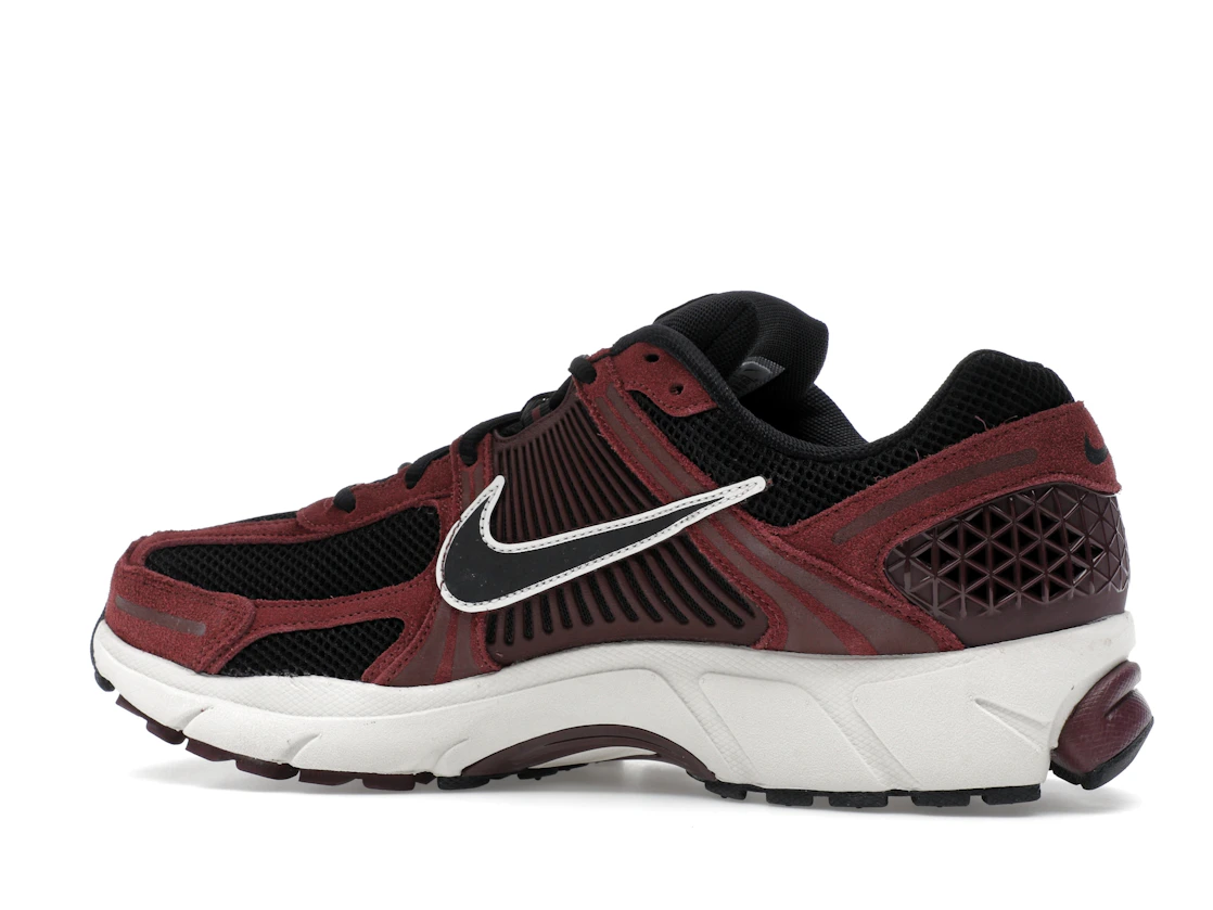 Vue 21 de Nike Zoom Vomero 5 Dark Team Red