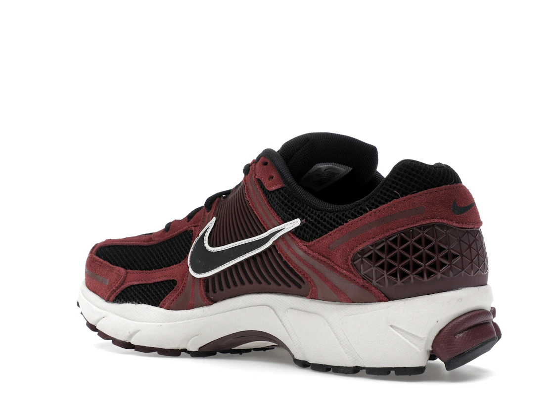Vue 23 de Nike Zoom Vomero 5 Dark Team Red